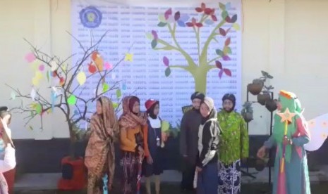 Parade kostum di program literasi sekolah SD Muhammadiyah Mantaran, Kabupaten Sleman, Yogyakarta