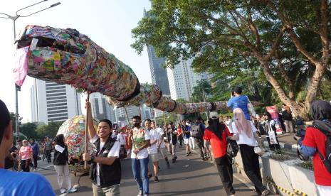 Parade monster plastik di Jakarta dalam rangka kegiatan Aksi Muda Jaga Iklim 2024. 