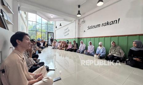 Paragonian Distribution Center (DC) Aceh, perwakilan guru, dan siswa di Banda Aceh mengikuti sesi Training of Trainer (ToT) di Nutrihub Aceh, Banda Aceh, Selasa (10/12/2024).