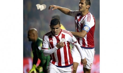 Paraguay's Derlis Gonzalez (L) celebrates with Roque Santa Cruz after scoring a penalty kick during the Copa America 2015 quarter-final soccer match between Brazil and Paraguay, at Estadio Municipal Alcaldesa Ester Roa Rebolledo in Concepcion, Chile, 27 Ju