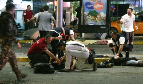 Paramedis mengevakuasi korban serangan bom bunuh diri di bandara Internasional Ataturk, Istambul , Turki, (28/6).