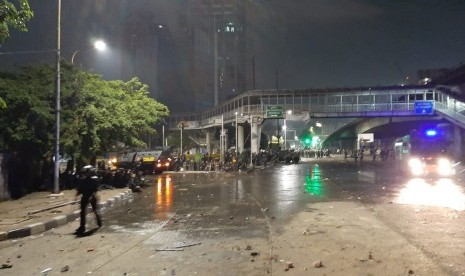 Aparat gabungan polisi dan TNI masih bersiaga di bawah fly over Slipi untuk menahan massa, Kamis (26/9) pukul 01.20 WIB. Massa masih bertahan di arah Rawabelong dan sesekali masih mencoba maju ke arah aparat.