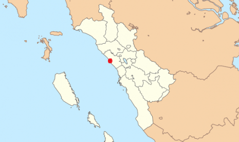 Pariaman (red dot) in West Sumatra is vulnerable to tsunami threat. Hundreds of students in the area participate in disaster drill conducted on June 14-21, 2013. (map of Pariaman)