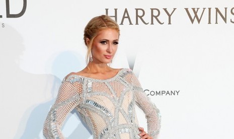 Paris Hilton mendapat kecaman karena berlibur di Maui, Hawaii saat masyarakat pulau tersebut sedang berdua akibat kebakaran hebat.