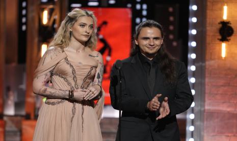 Paris Jackson dan Prince Jackson memperkenalkan pertunjukan yang dibawakan pemain MJ: The Musical dalam gelaran Tony Awards di Radio City Music Hall, New York, AS,  pada Ahad, 12 Juni 2022.