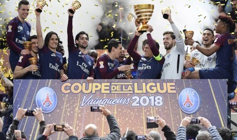 Paris Saint-Germain merayakan kemenangan Piala Liga Prancis.