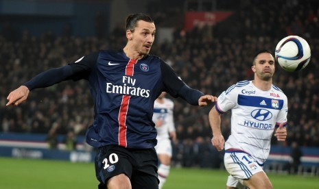 Paris Saint Germain player Zlatan Ibrahimovic vies for the ball during the French soccer Ligue 1 match between Paris Saint Germain (PSG) and Olympique Lyonnais (OL) at the Parc des Princes stadium in Paris, France, 13 December 2015. 