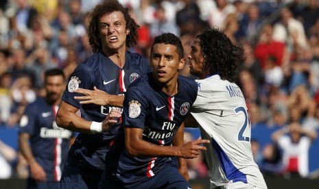 Paris Saint Germain's David Luiz (L) and Marquinhos react against Bastia during their French Ligue 1 soccer match at the Parc des Princes Stadium in Paris, August 16, 2014. 