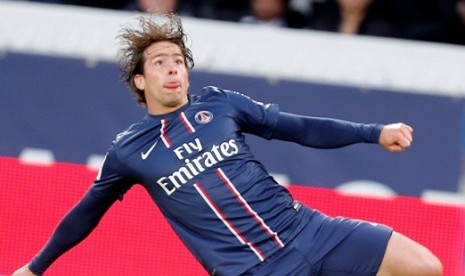 Paris Saint-Germain's Maxwell controls the ball during their French League One soccer match against Saint Etienne, Saturday Nov. 3, 2012, in Parc des Princes stadium, in Paris. 