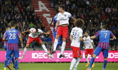 Paris St Germain's Marquinhos (5) heads the ball to score against Caen during their French Ligue 1 soccer match at the Michel d'Ordano stadium in Caen, September 24, 2014