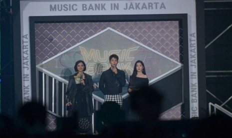 Park Bo Gum (tengah) bersama Irene Red Velvet dan Lolita Agustine (kiri) dalam gelaran Music Bank in Jakarta di JIExpo, Kemayoran, Jakarta Pusat, Sabtu (2/9) malam.