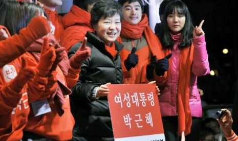 Park Geun-hye bersama pendukungnya