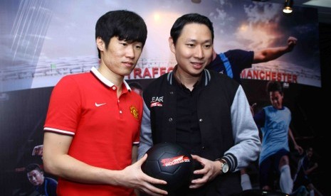 Park Ji Sung dan Johan Lie