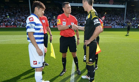 Park Ji Sung dan John Terry saat laga QPR vs Chelsea di Loftus Road, Sabtu (15/9) 