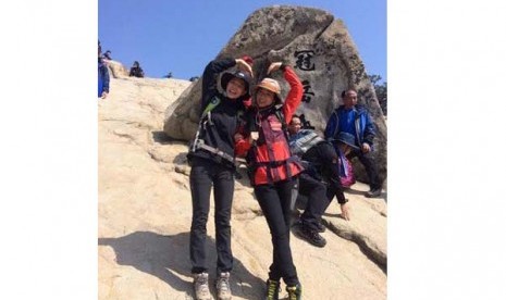 Park Shin Ye saat mendaki gunung bersama rekannya