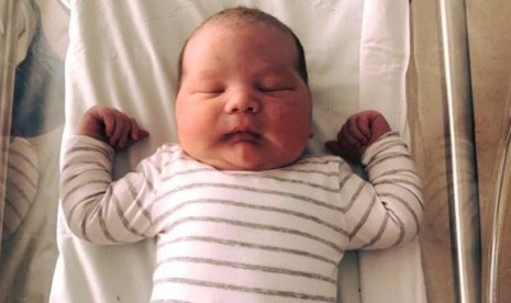 Parker Bell, bayi seberat 5,75 kilogram yang lahir dengan persalinan normal di Blacktown Hospital, New South Wales