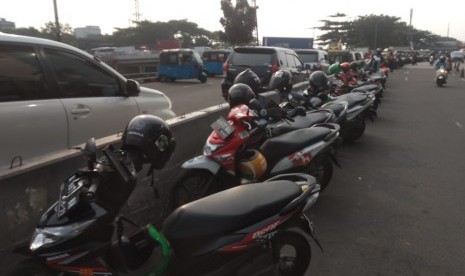 Satlantas Polrestabes Bandung bersama Satpol PP, Dishub dan polisi militer (PM) di Bandung akan melakukan penertiban terhadap kendaraan yang parkir di lokasi parkir liar selama libur panjang hingga 12 hari ke depan. 