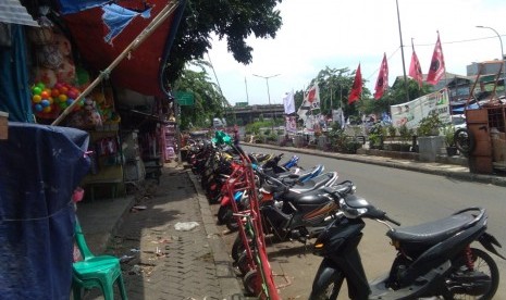 Parkir liar di Jalan Jatinegara,  Jakarta Timur, Jumat (12/4).