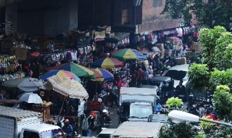 Parkir liar di kawasan Asemka, Jakarta Barat, Kamis (5/2). 