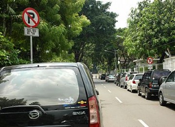 Parkir liar di pinggir jalan (ilustrasi)