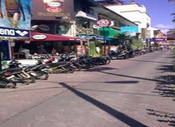 Parkir motor di Kuta Square, Denpasar