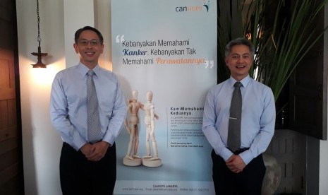 Parkway Cancer Centre menggelar diskusi seputar sarkoma bersama Ahli Bedah Ortopedi Parkway Hospital Leon Foo (kiri) dan Konsultan Senior Onkologi Medis Parkway Cancer Centre (PCC) Richard Quek, Rabu (31/10). 