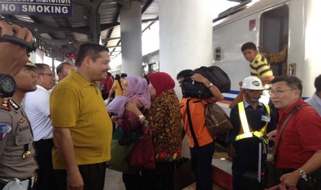 Parlindungan Purba saat mengunjungi Stasiun Medan, Ahad (12/7).