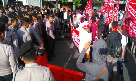 Parmusi dan Aliansi Pergerakan Islam berorasi jelang sidang kasus penistaan agama dengan terdakwa Basuki Tjahaja Purnama (Ahok) di eks PN Jakarta Pusat, Jakarta, Selasa (20/12). 