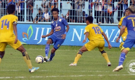 Partai Arema Cronus melawan Barito Putera.