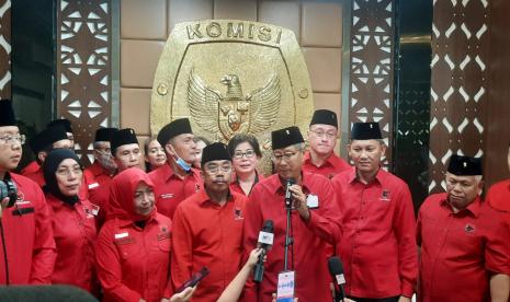 Partai Demokrasi Indonesia Perjuangan (PDIP) DKI Jakarta mendaftarkan calon legislatif (caleg) untuk pemilihan umum (Pemilu) 2024 ke Komisi Pemilihan Umum (KPU) DKI Jakarta di Jalan Salemba Raya, Jakarta Pusat, Kamis (11/5/2023).