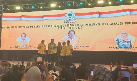 Partai Golkar resmi memberikan surat rekomendasi kepada Khofifah Indar Parawansa untuk maju sebagai Cagub Jatim pada Pilgub 2024. Surat rekomendasi diserahkan langsung oleh Ketua Umum Partai Golkar Airlangga Hartarto kepada Khofifah Indar Parawansa di Hotel Utami Sidoarjo, Sabtu (23/12/2023)