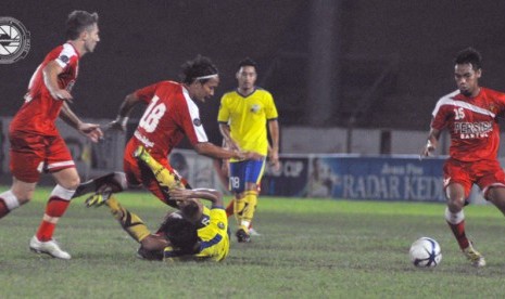 Partai Gresik United Versus Persiba Bantul di Inter Island Cup 2014.