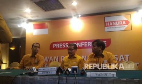 Partai Hanura mengadakan konferensi pers terkait penggantian Ketua Umum DPP Oesman Sapta Odang kepada Plt Ketua Umum Marsekal (purn) Daryatmo di Hotel Ambhara, Blok M, Jakarta, Senin (15/1). 