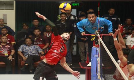 Partai Jakarta STIN BIN melawan Jakarta Bhayangkara Presisi yang berakhir dengan skor 3-2 (23-25, 25-18, 25-17, 22-25, 17-15) pada seri pertama Final Four PLN Mobile Proliga 2023 di GOR Tridharma Gresik,  Kamis (23/2/2023).