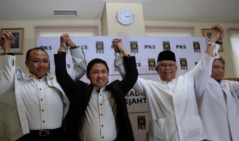 Partai Keadilan Sejahtera (PKS) terpilih Anis Matta (kedua dari kiri) bersama Ketua Majelis Syuro PKS Hilmi Aminuddin (kedua dari kanan)