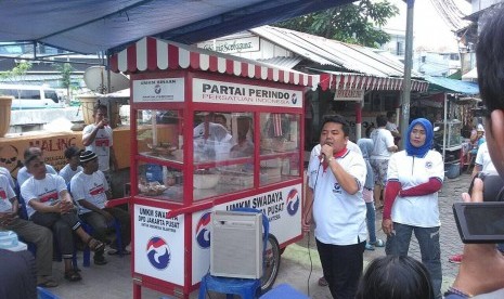 Partai Perindo bagikan 400 gerobak kepada masyarakat pemilik usaha mikro, kecil dan menengah di Jakarta.