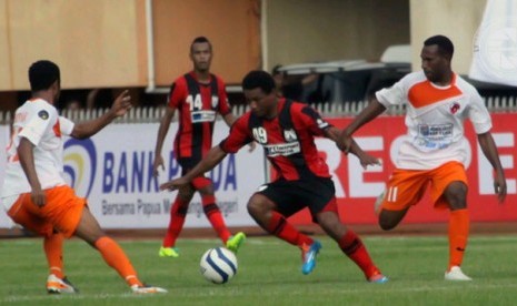 Partai Persipura Jayapura melawan Perseru Serui.