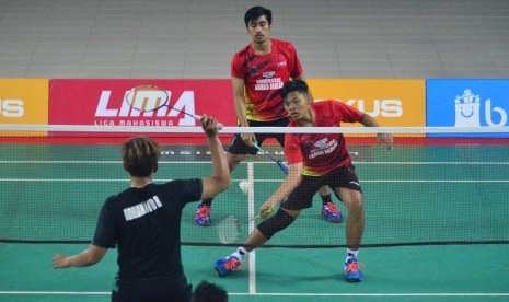 Partai UAD versus STIE YKPN pada laga LIMA Badminton di Yogyakarta, Jumat (12/4).