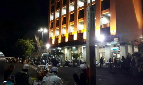 Participants of 55 rally spend the night at Istiqlal mosque, Central Jakarta, since Thursday (May 4) night. They came in small groups.