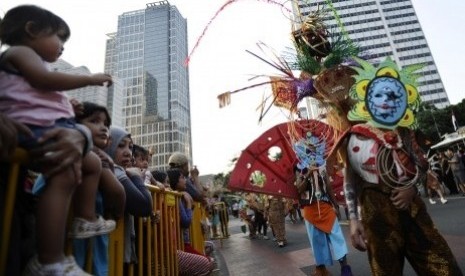 Participants of Jakarnaval 2014 pass along MH Thamrin Street in Central Jakarta on Sunday. The carnaval is part of Jakarta's 487th anniversary celebration. 