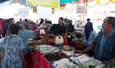 Pasa pabukoan merupakan pasar dadakan yang menjual kuliner dan sajian khas Minang. 