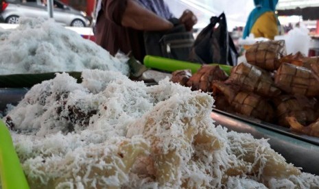 Pasar menjual hidangan berbuka puasa.