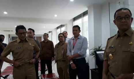 Pasagan Gubernur dan Wakil Gubernur DKI Jakarta Anies Baswedan dan Sandiaga Uno memulai hari pertama di Balai Kota dengan mengunjungi unit-unit kerja, Selasa (17/10).