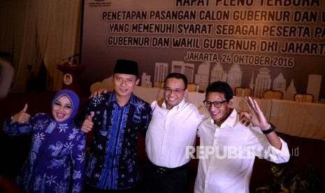 Pasalon Gubernur dan Wagub DKI Jakarta Agus H Yudhoyono- Sylviana Murni dan Pasalon Anies Baswedan-sandaiga Uno berfoto sebelum rapat pleno penetapan calon gubernur dan wakil gubernur di Jakarta, Senin (24/10).