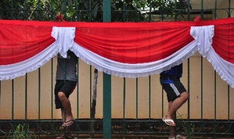 PASANG ATRIBUT KEMERDEKAAN. Dua orang pekerja memasang atribut merah putih di Jalan Tanah Abang, Jakarta.