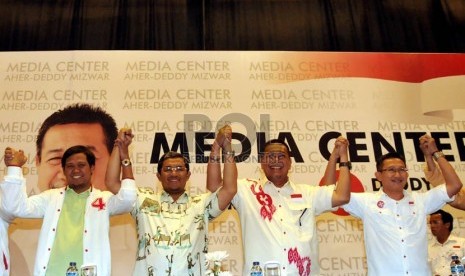  Pasangan Ahmad Heryawan-Deddy Mizwar bersama tim sukses di Media Center Aher-Deddy, Bandung, Jawa Barat, Ahad (24/2). (Republika/Prayogi)