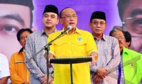 Pasangan Ahmed Zaki Iskandar dan Hermansyah bersama dengan Ketua Umum DPP Partai Golkar Aburizal Bakrie