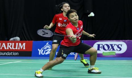 Pasangan Apriyani Rahayu (kanan) dan Mychelle Crhystine Bandaso beraksi pada semifinal turnamen internal PBSI, JUmat (17/7).