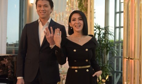 Pasangan artis Reno Barack dan Syahrini berpose di Jakarta, Minggu (10/3/2019). 