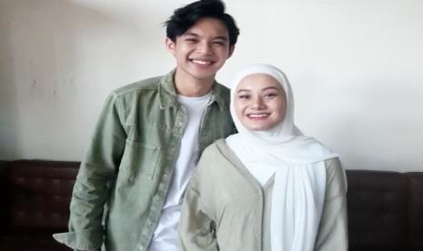 Pasangan artis Rey Mbayang dan Dinda Hauw.